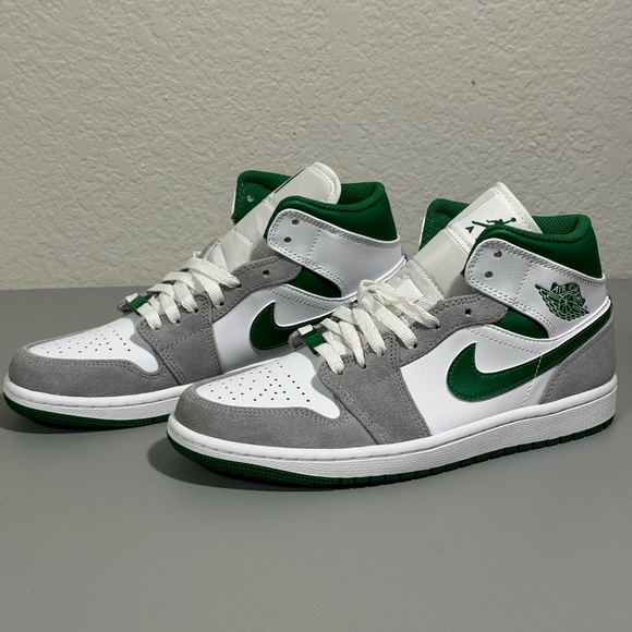 Jordan 1 Mid Sneakers Pine Green, White Size Men’s US 7 BRAND NEW!!! 💯Authentic - Picture 1 of 9